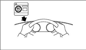 Откройте крышку воздушного компрессора и достаньте наклейку с предупреждением об ограничении скорости, наклейте ее в месте, где она будет четко видна водителю во время движения Renault Arkana с 2018 года
