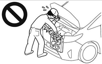 Проверка ремня привода навесного оборудования на автомобиле Toyota Camry c 2017 года