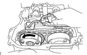 Подать сжатый воздух под давлением в проделанное в клейкой ленте отверстие, чтобы освободить фиксирующий штифт Toyota Camry c 2017 года