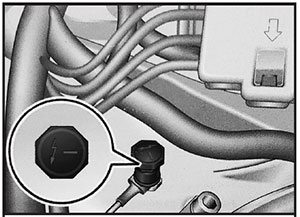 Точка для подключения компрессора в моторном отсеке VW Touareg с 2018 года